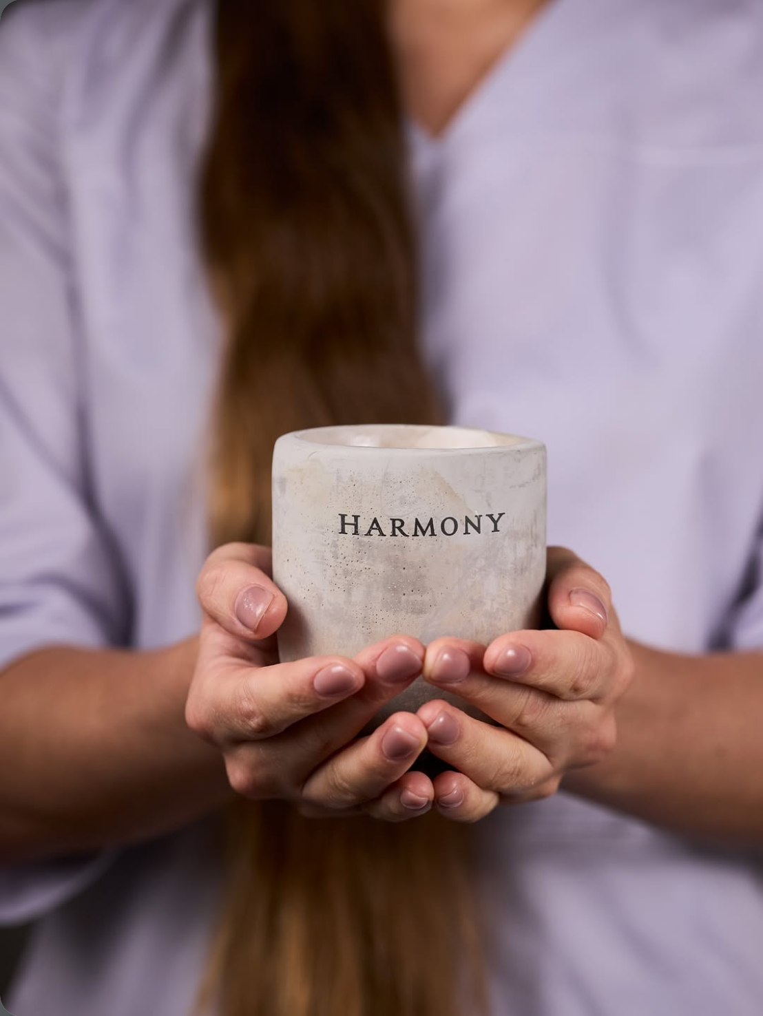 Valentyna hält eine Tasse mit der Aufschrift Harmony in ihren Händen