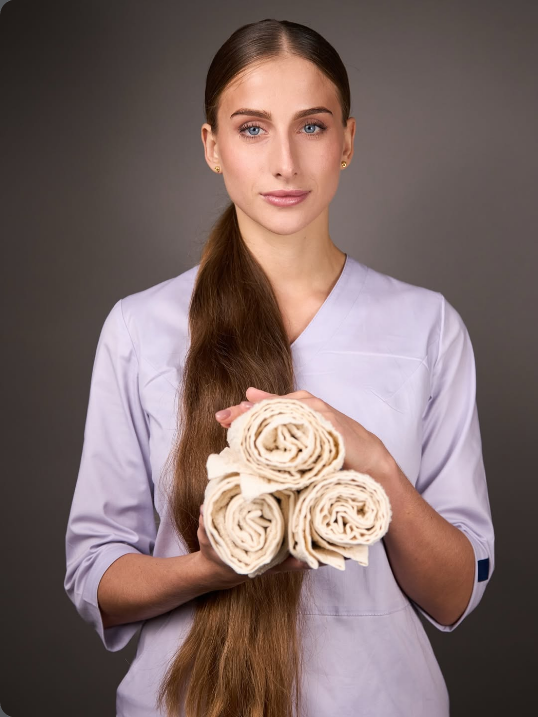 Valentyna Kyselova im Harmony Massage Studio mit frisch gerollten Handtüchern